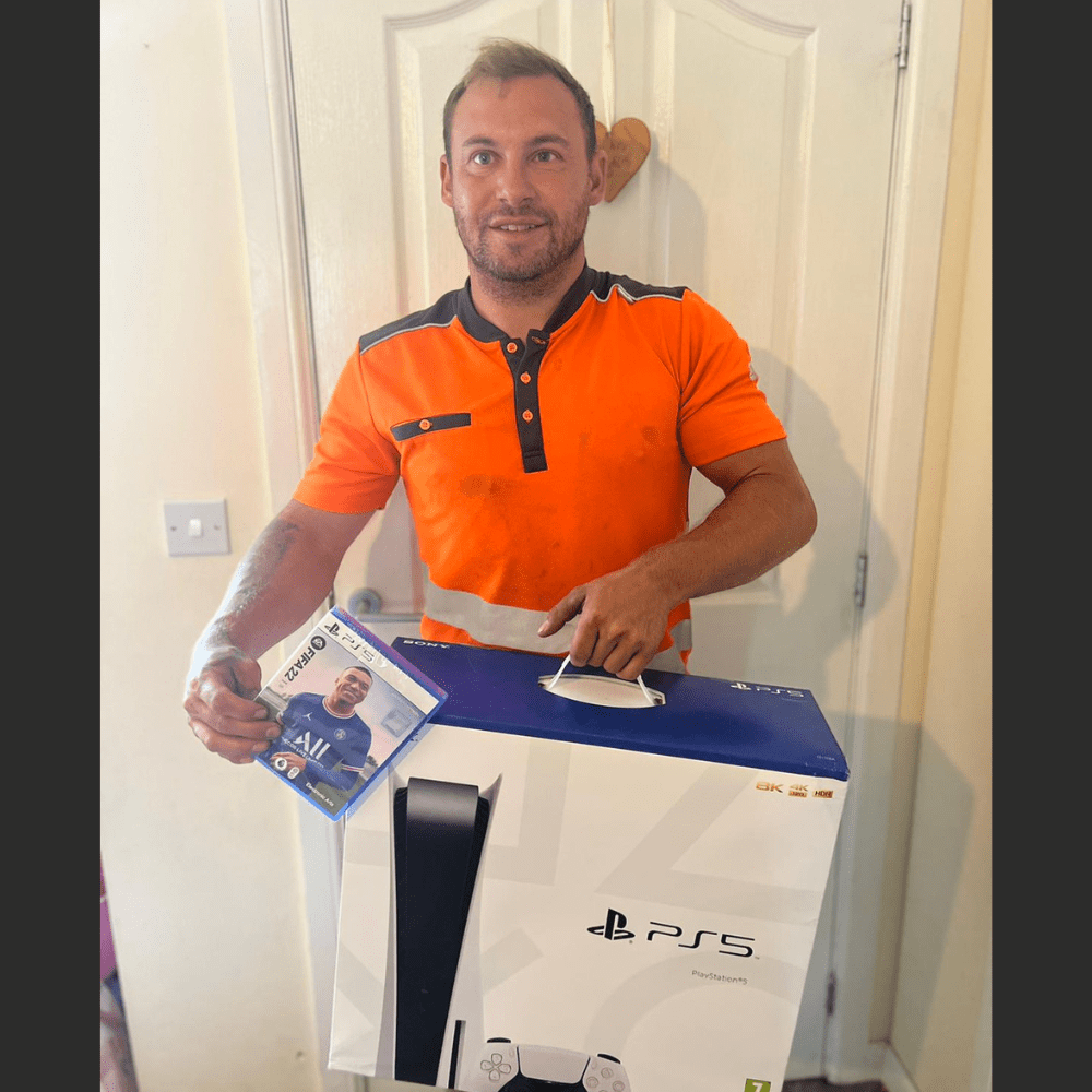 PS5 Disc Edition & FIFA 22 Bundle #4